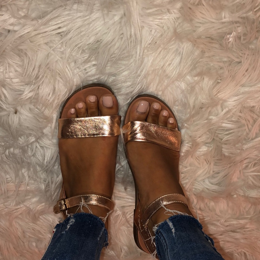 Steve Madden Rose Gold Sandals. - Picture 2 of 5
